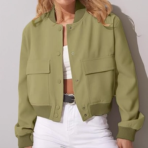 Detalle de chaqueta bomber verde oliva con bolsillos con solapa y acabados de punto canalé