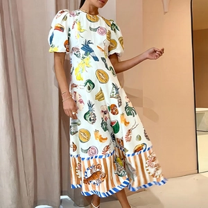 Robe midi blanche avec imprimés de fruits tropicaux et manches bouffantes élégantes