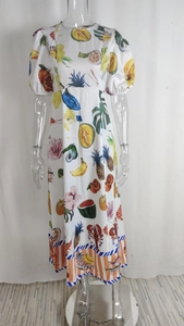 Détail de la robe midi blanche avec imprimé fruits tropicaux homard et manches bouffantes