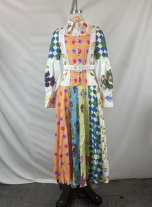 Détail des manches lanterne et des imprimés patchwork avec motifs de cœur et de soleil