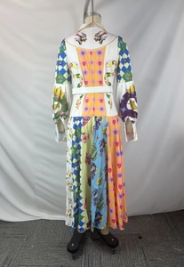 Vue arrière détaillée d'une robe maxi avec manches lanternes et imprimés surréalistes