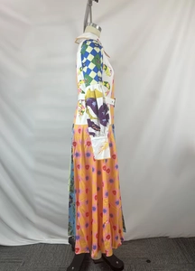 Détail de la robe à imprimé surréaliste avec col chemise et ceinture assortie