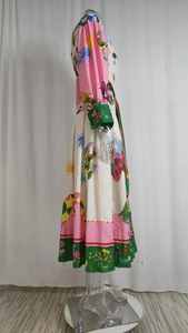 Détails de l'imprimé mythologique et de la taille cintrée sur une robe midi à manches bouffantes