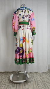Détail de l'imprimé fantaisie rétro sur robe de printemps avec dragons et lunes mythiques