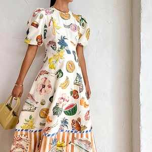 Robe trapèze blanche élégante avec imprimés vibrants de fruits tropicaux et crustacés
