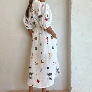 Robe blanche imprimée avec motifs célestes et ceinture à nouer pour femmes