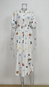 Détail de la robe mi-longue blanche avec imprimés soleil lune et cordon de serrage taille