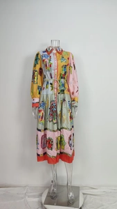 Détail de robe patchwork colorée avec manches lanternes et motifs gribouillis ludiques