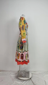 Détail de l'imprimé pop art coloré et des manches lanternes sur une robe plissée