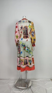 Détails au dos d'une robe chemise à imprimé graffiti coloré et manches bouffantes