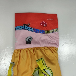 Détail de l'imprimé dessin animé vibrant avec manches bouffantes sur robe plissée