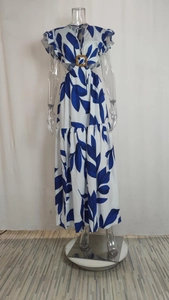 Détail d'une robe d'été à imprimé feuilles bleues avec col en V et taille ajourée