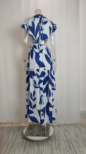 Détails du dos nu et des découpes à la taille sur la robe longue à fleurs