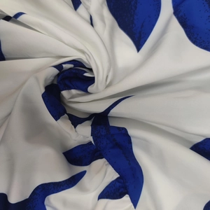 Détail du tissu blanc avec motif de feuilles bleu roi élégant et texture fluide