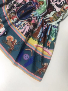 Dettaglio dell'abito vintage con illustrazioni surreali di sole e luna su tessuto di cotone
