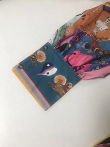 Dettaglio del polsino a lanterna con stampa artistica e tre bottoni su abito vintage