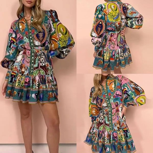 Elegante mini abito vintage floreale con maniche lunghe e cintura bohémien con lacci