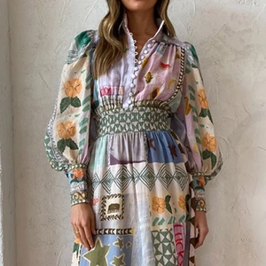 Détail d'une robe bohème à imprimé floral avec col boutonné et manches lanternes