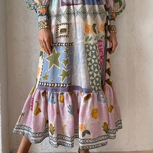 Robe longue vintage avec imprimés patchwork colorés et motif lucky à volants