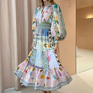 Robe longue imprimée patchwork bohème avec manches lanternes et taille haute fluide élégante
