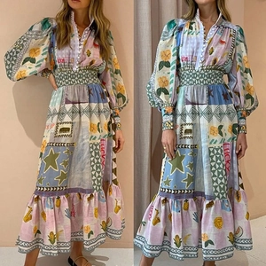Détail d'une robe bohème à manches longues avec imprimés vintage et jupe à volants