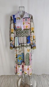 Détail de robe vintage à imprimé patchwork avec taille élastique et ourlet à volants