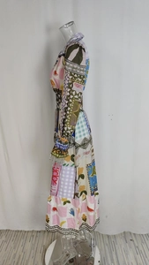 Détail de robe imprimé patchwork coloré avec taille smockée et poignets à volants