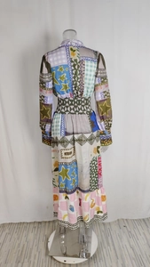 Détail de la robe vintage à imprimé patchwork montrant le zip arrière et la taille plissée
