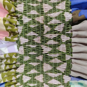 Gros plan détaillé du tissu froncé extensible avec imprimés floraux géométriques