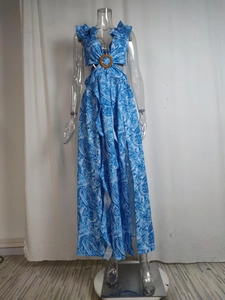 Dettaglio dello scollo a V con volant e vita scoperta sul vestito lungo paisley