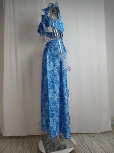 Dettaglio dell'abito paisley blu con fiocchi sulle spalle e design con cut-out laterali