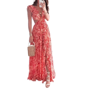 Abito lungo rosso paisley con scollo a V, ritagli in vita e spacco laterale alto