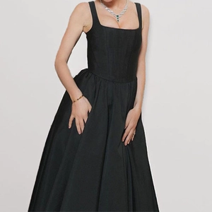 Robe longue noire élégante à corsage décolleté avec jupe trapèze structurée et col carré