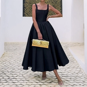 Robe midi noire chic à épaules dénudées avec taille ajustée et jupe évasée fluide