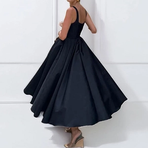 Robe longue noire élégante sans manches épaules dénudées avec jupe plissée en ligne A