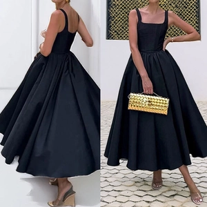 Détail d'une élégante robe longue noire sans manches, coupe trapèze et col carré chic