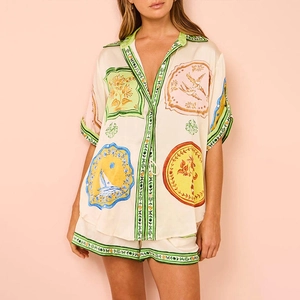 Dettaglio completo di camicia e pantaloncini in raso con stampe floreali rétro