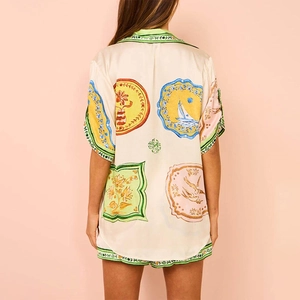 Set pigiama da donna in raso in due pezzi con stampe vintage e bordi decorativi verdi