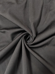 Vue macro détaillée de la texture du tissu en maille gris foncé avec pliage en spirale