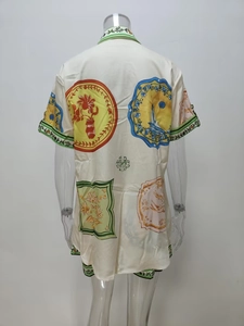 Dettaglio della stampa vintage sul retro di una camicia crema a maniche corte