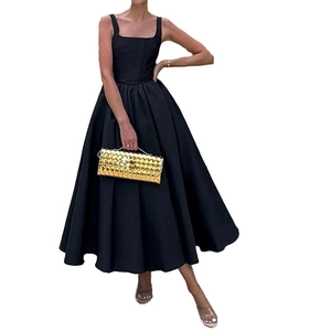 Robe longue élégante noire sans manches à col carré avec taille ajustée et jupe trapèze