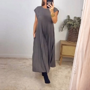 Ärmelloses Falten-Maxikleid in Dunkelgrau mit Rundhalsausschnitt und praktischen Taschen