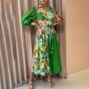 Détail d'une robe chemise à imprimé tropical, manches lanterne et ceinture tressée