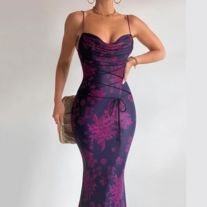 Detalle de vestido floral elegante con cuello desbocado y lazos cruzados en la cintura