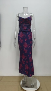 Detalle de vestido largo de satén floral morado con cuello drapeado y cordones laterales