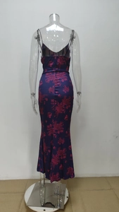 Detalle de vestido de satén floral con espalda en V profunda y elegante corte de sirena