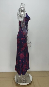 Detalle de vestido satinado floral con lazo lateral en cintura y tela morada brillante