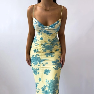 Detalle de vestido floral con cuello desbocado y tirantes finos en color amarillo claro