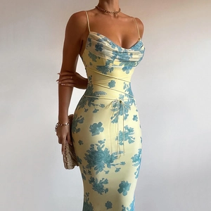 Detalle de vestido floral de satén con cuello desbocado y lazo ajustable en la cintura