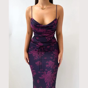 Detalle de vestido largo ajustado floral con cordones en la cintura y tirantes finos
